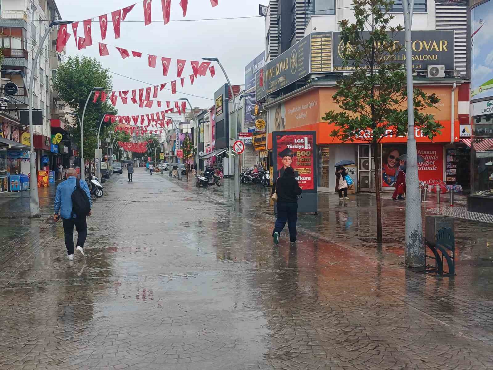 Sakarya’da sağanak hayatı olumsuz etkiledi