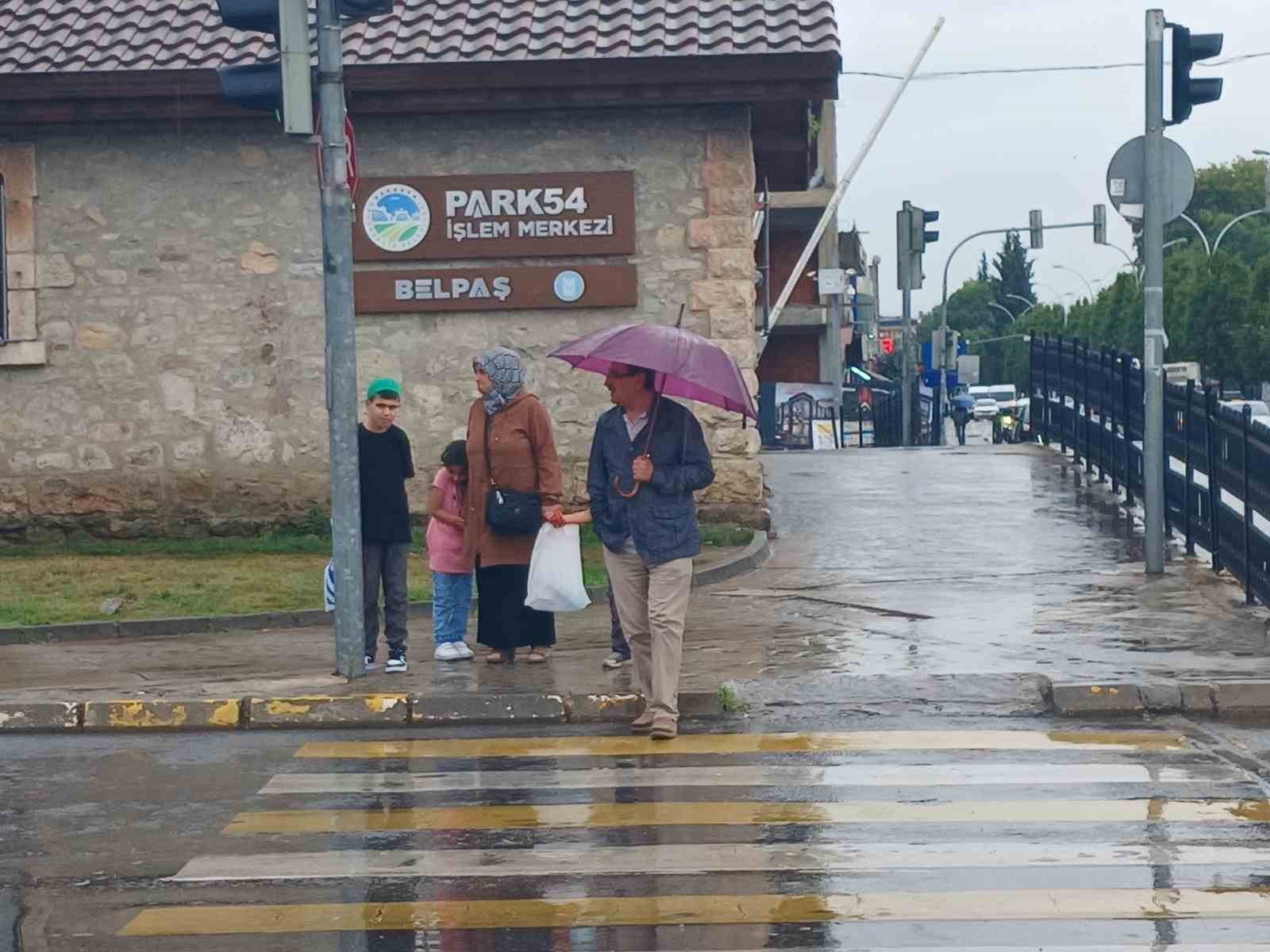 Sakarya’da sağanak hayatı olumsuz etkiledi