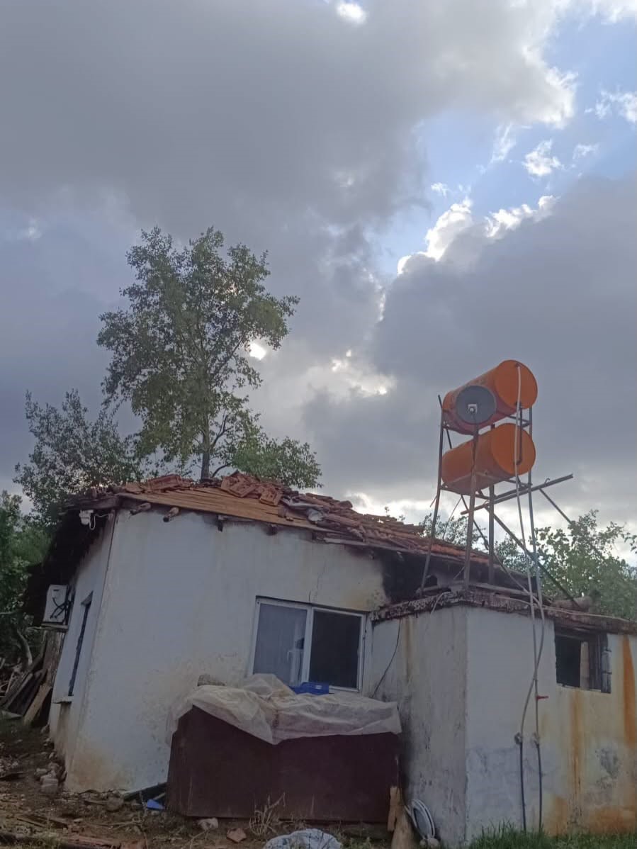 Serik’te sağanak ve hortum evin çatısına zarar verdi, iki ağacı kökünden söktü