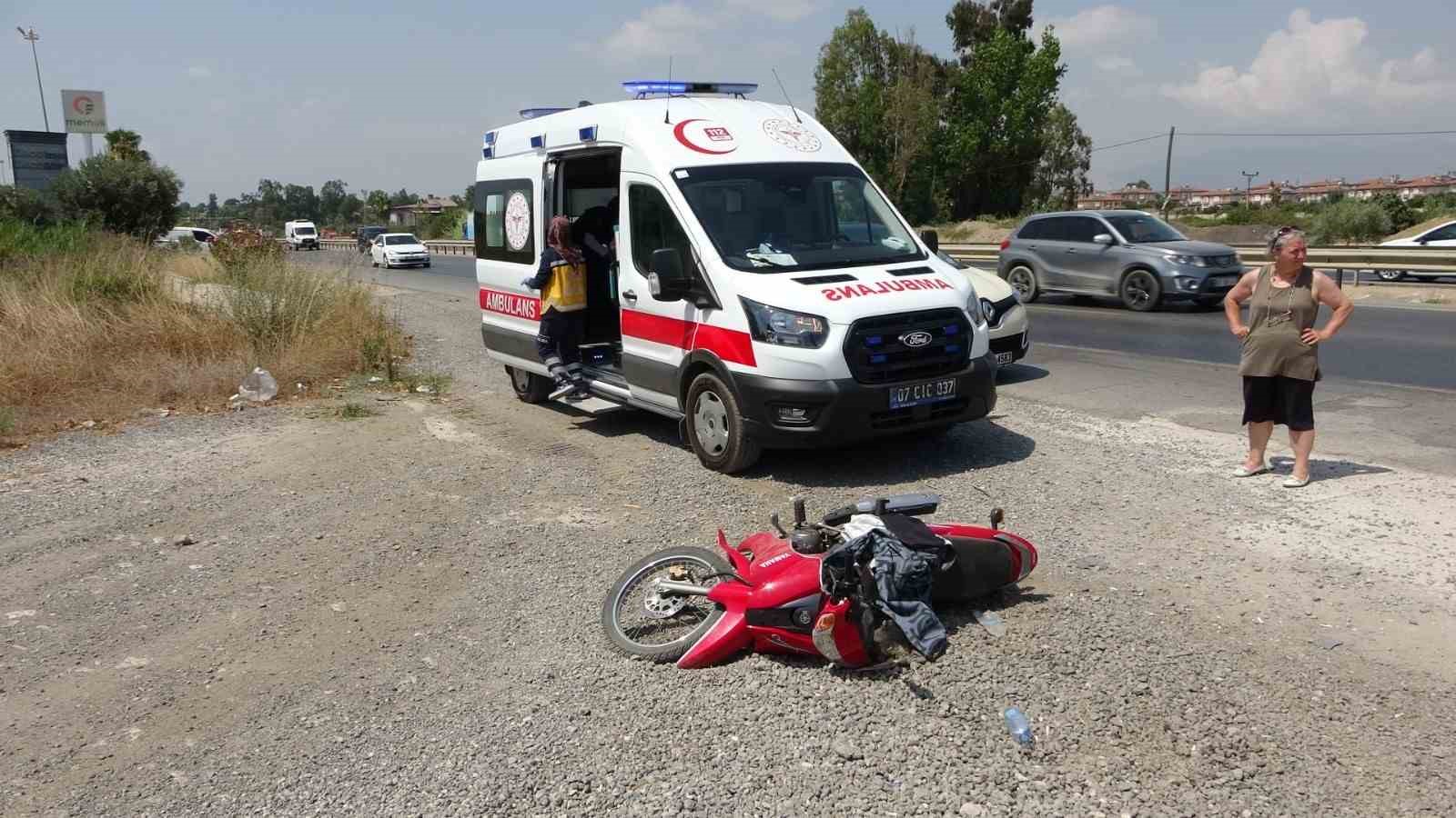 Otomobil ile motosiklet çarpıştı, görgü tanığı ile sürücü kazayı tartıştı