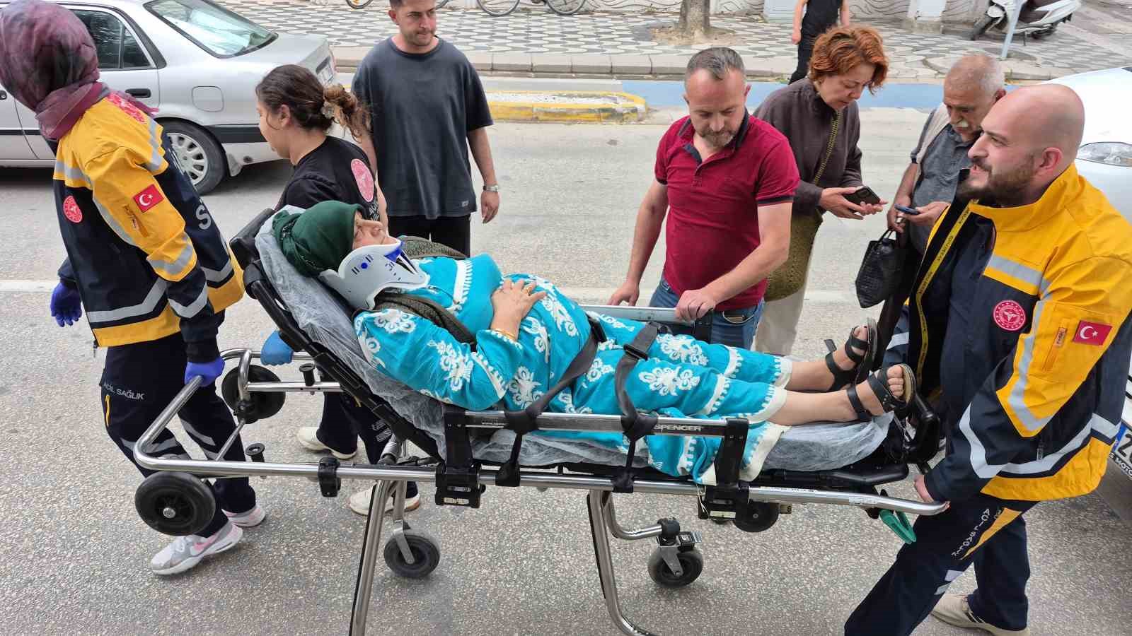 Yaya geçidinde duramayan minibüs, anneanne ve torununa çarptı