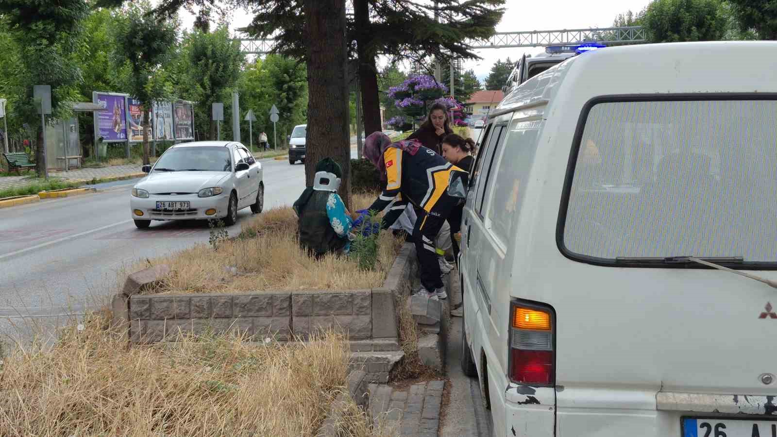 Yaya geçidinde duramayan minibüs, anneanne ve torununa çarptı