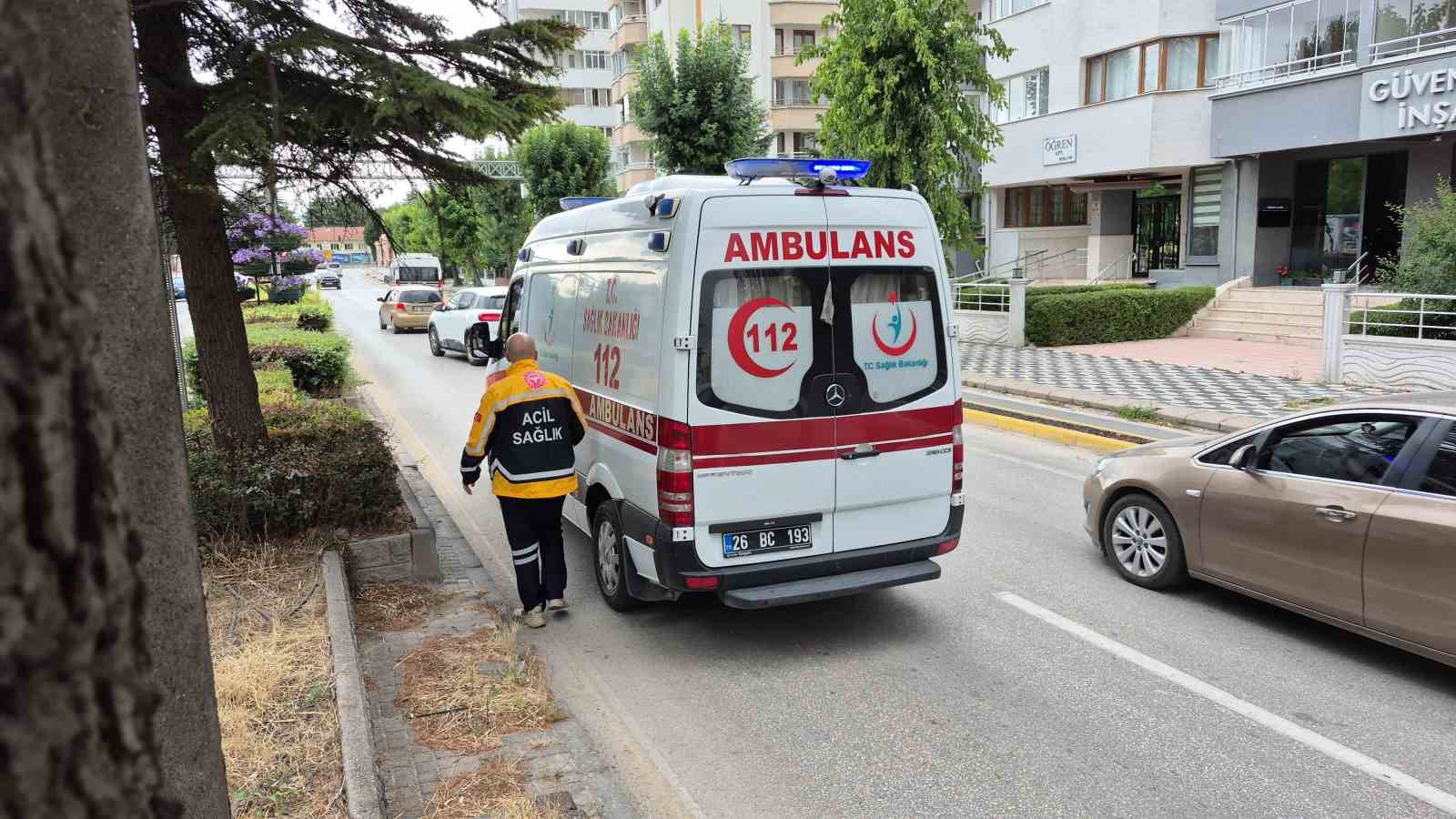 Yaya geçidinde duramayan minibüs, anneanne ve torununa çarptı