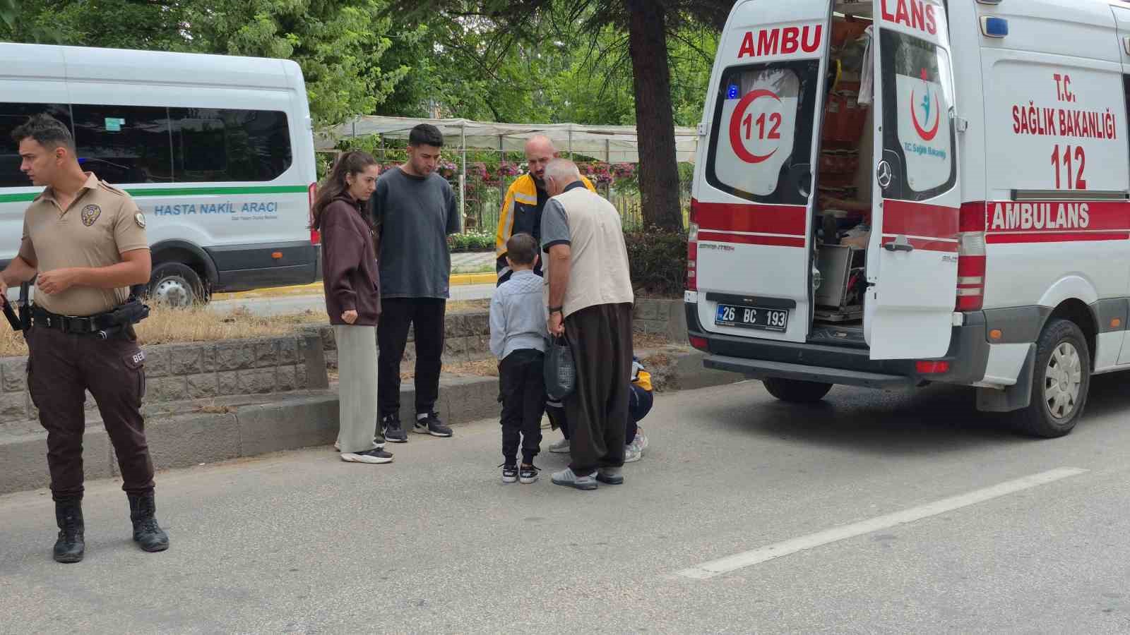 Yaya geçidinde duramayan minibüs, anneanne ve torununa çarptı