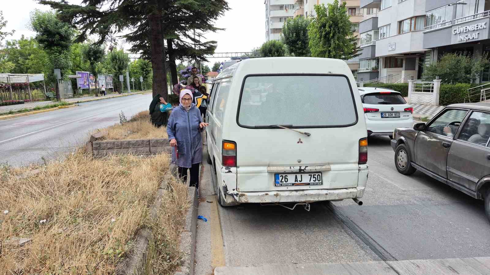 Yaya geçidinde duramayan minibüs, anneanne ve torununa çarptı