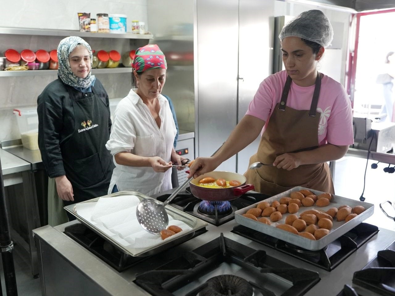 Denizli Büyükşehirden geleceğin şeflerine profesyonel eğitim