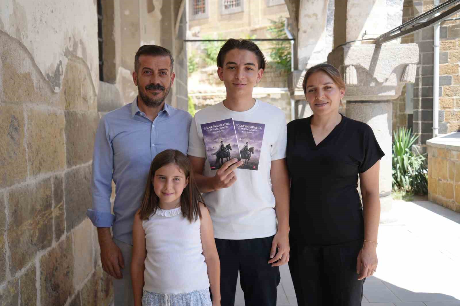 16 yaşındaki İbrahim, tarihe olan ilgisini kitaba dönüştürdü