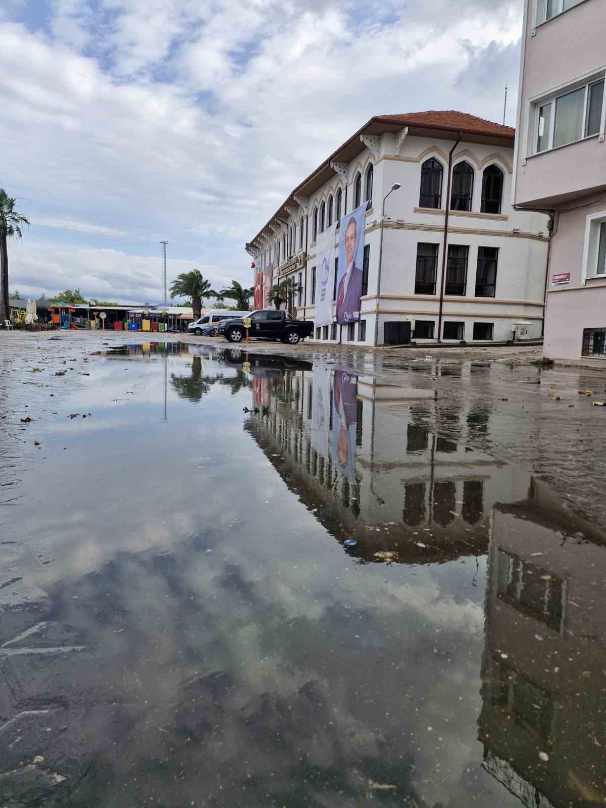 Bandırma’da sağanak sonrası cadde ve sokaklarda su birikintileri oluştu