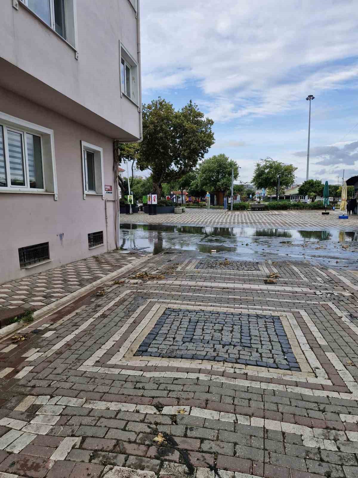 Bandırma’da sağanak sonrası cadde ve sokaklarda su birikintileri oluştu