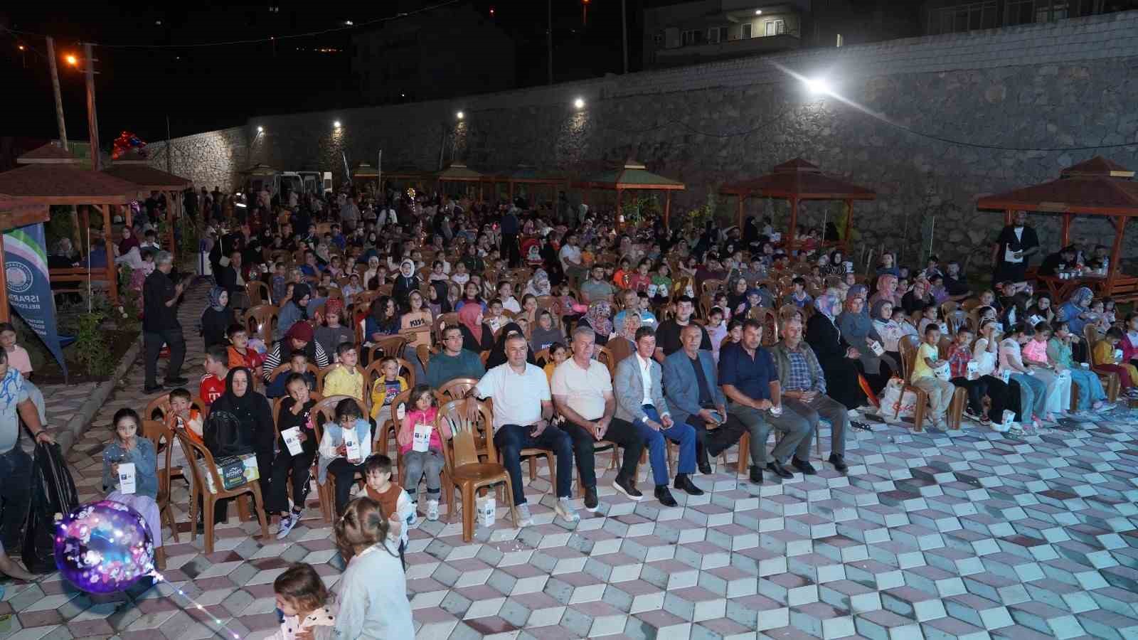 Isparta Belediyesi’nden Sav’da çocuklara açık hava sineması