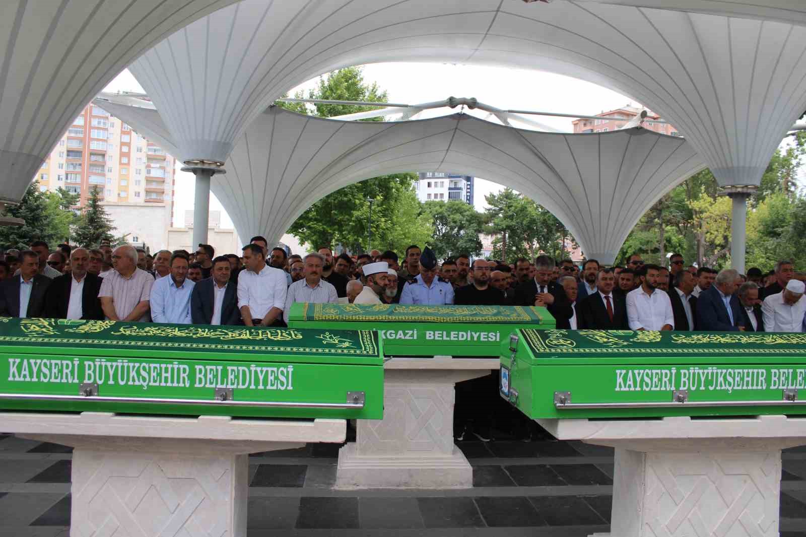Bisikletten düşerek hayatını kaybeden özel kalem müdürü toprağa verildi
