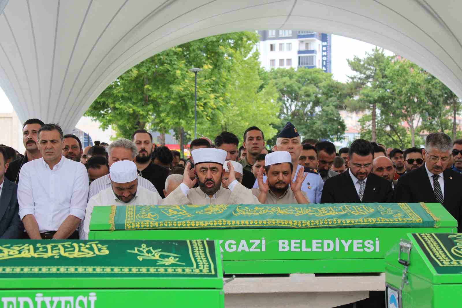 Bisikletten düşerek hayatını kaybeden özel kalem müdürü toprağa verildi