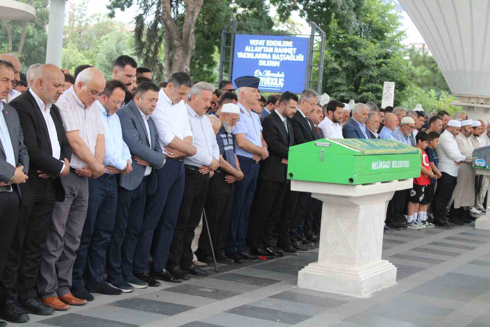Bisikletten düşerek hayatını kaybeden özel kalem müdürü toprağa verildi