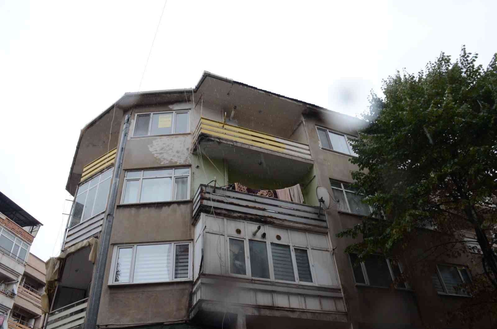 4’üncü kattan aşağı düştü, şans eseri ölen ya da yaralanan olmadı