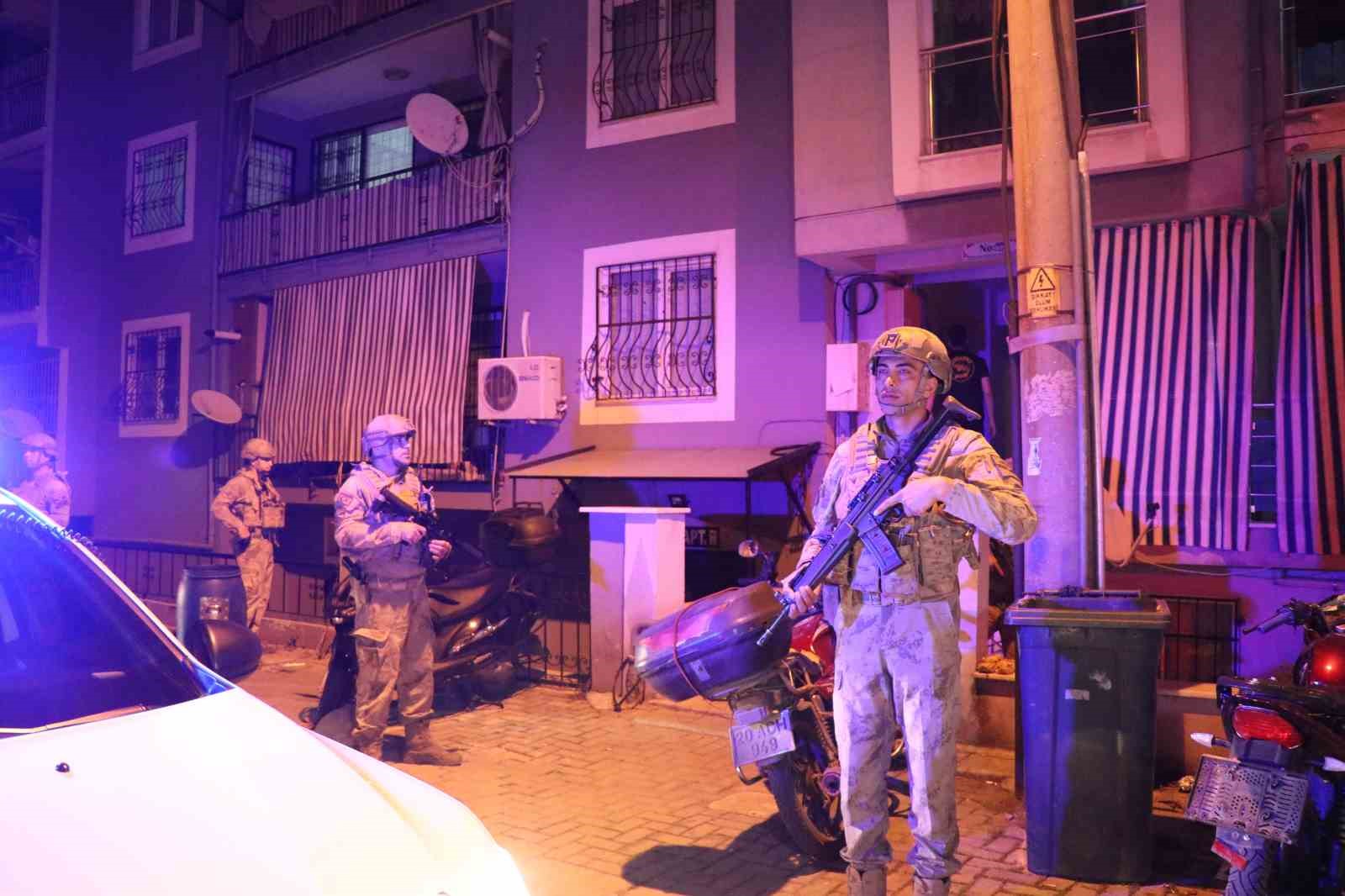 Denizli’de 53 yılla aranan 2 firari JASAT’ın sıkı takibinden kaçamadı