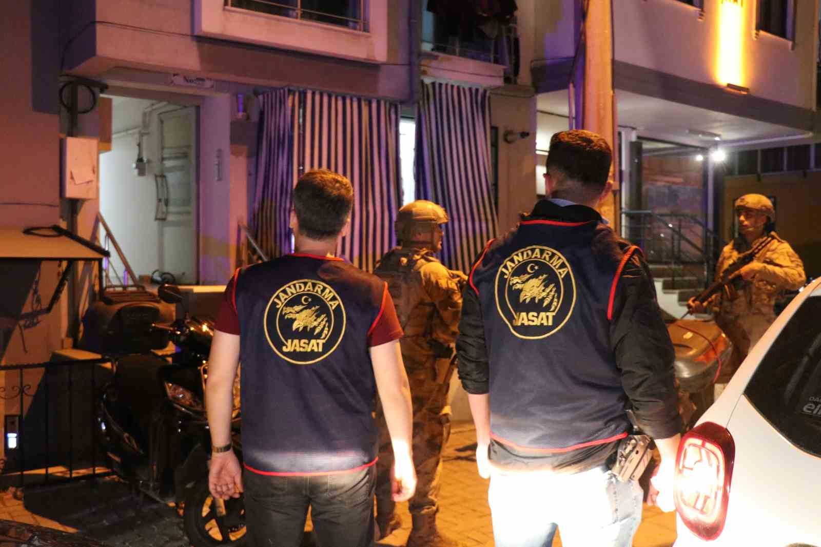 Denizli’de 53 yılla aranan 2 firari JASAT’ın sıkı takibinden kaçamadı