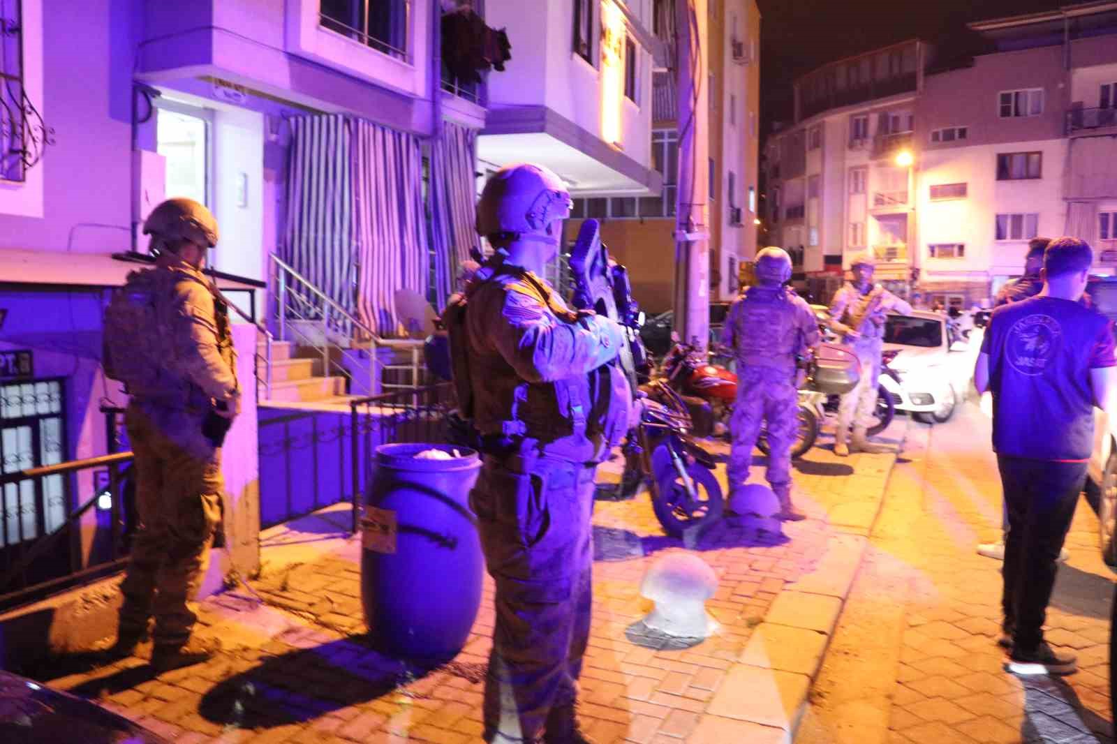 Denizli’de 53 yılla aranan 2 firari JASAT’ın sıkı takibinden kaçamadı