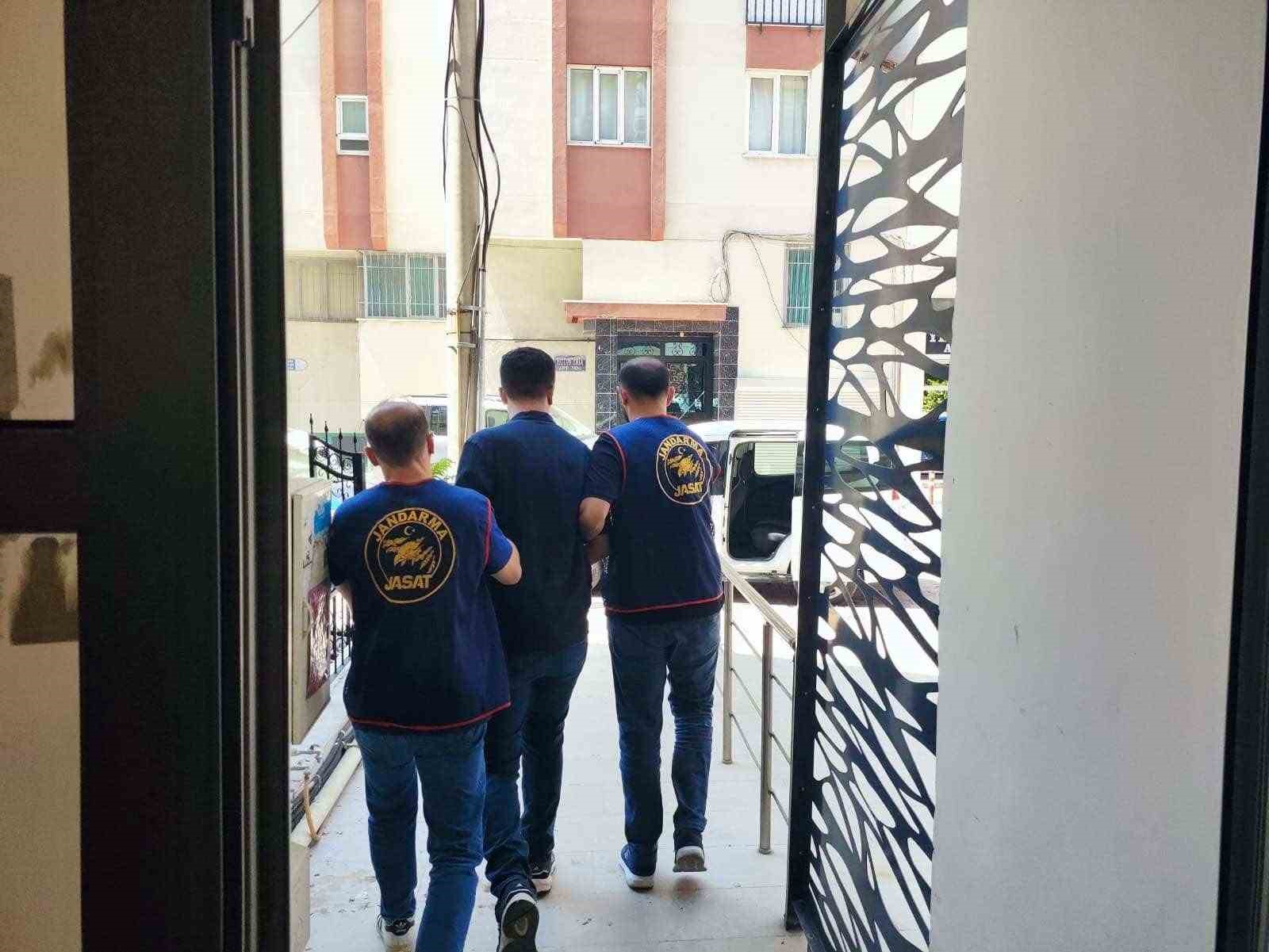 Denizli’de 53 yılla aranan 2 firari JASAT’ın sıkı takibinden kaçamadı