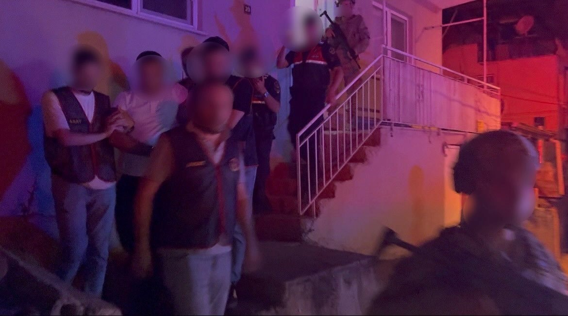 Denizli’de 53 yılla aranan 2 firari JASAT’ın sıkı takibinden kaçamadı
