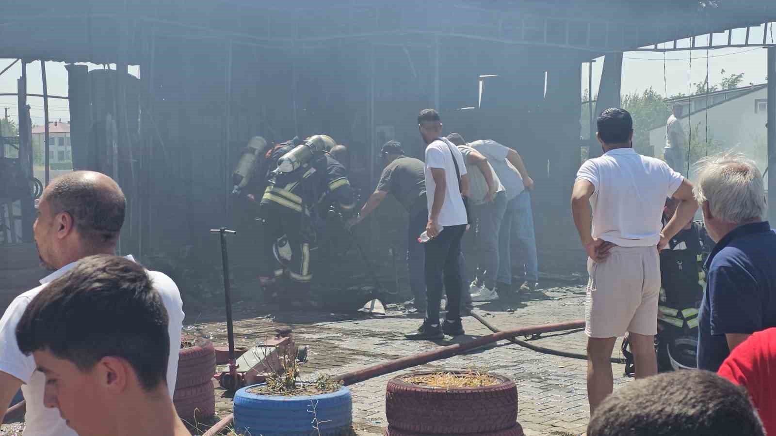Elazığ’da lastikçide çıkan yangında 4 kişi dumandan etkilendi