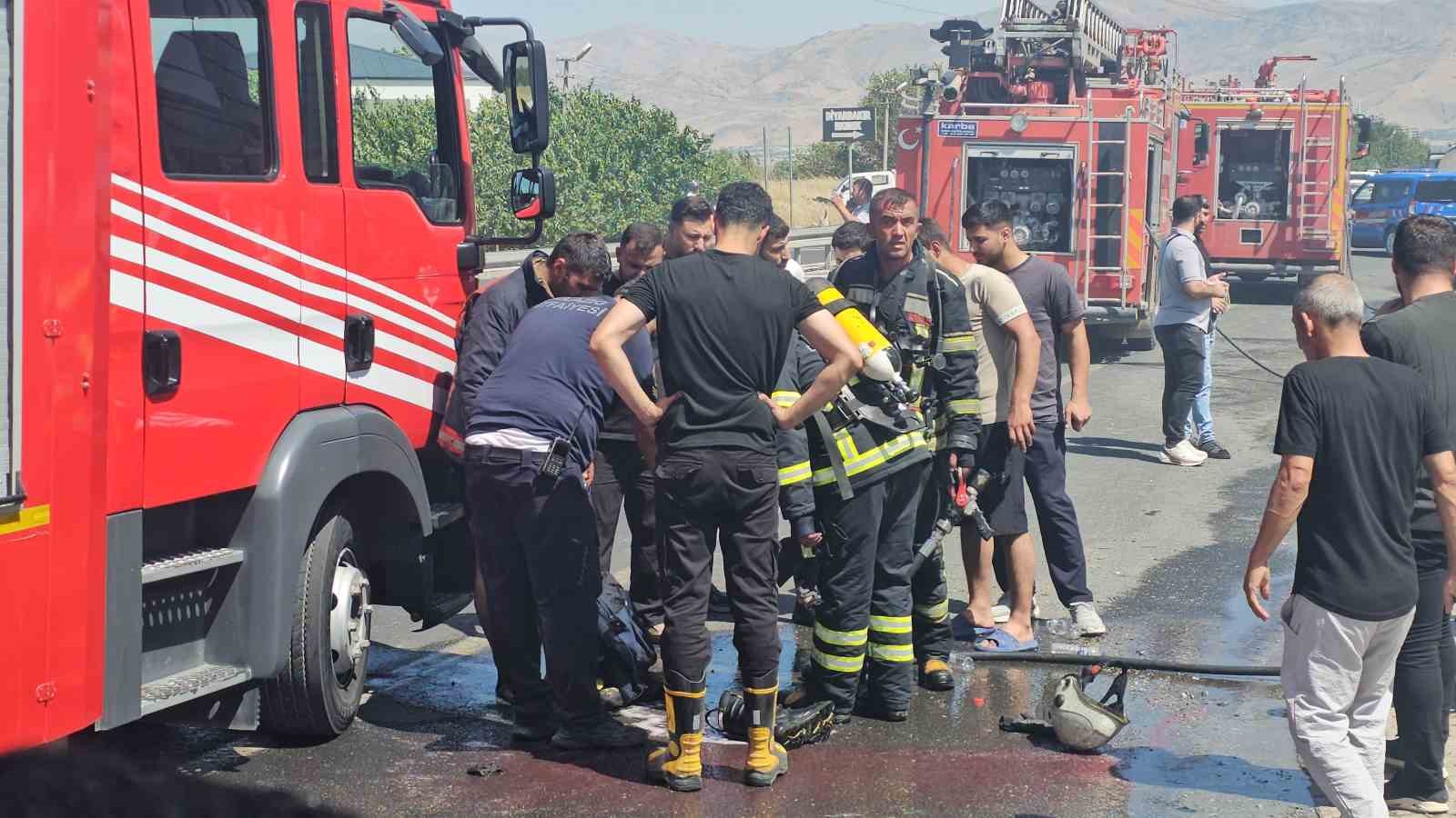 Elazığ’da lastikçide çıkan yangında 4 kişi dumandan etkilendi