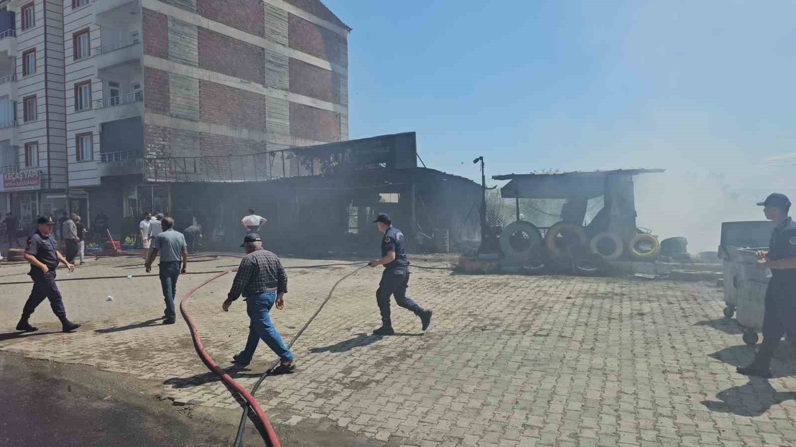 Elazığ’da lastikçide çıkan yangında 4 kişi dumandan etkilendi