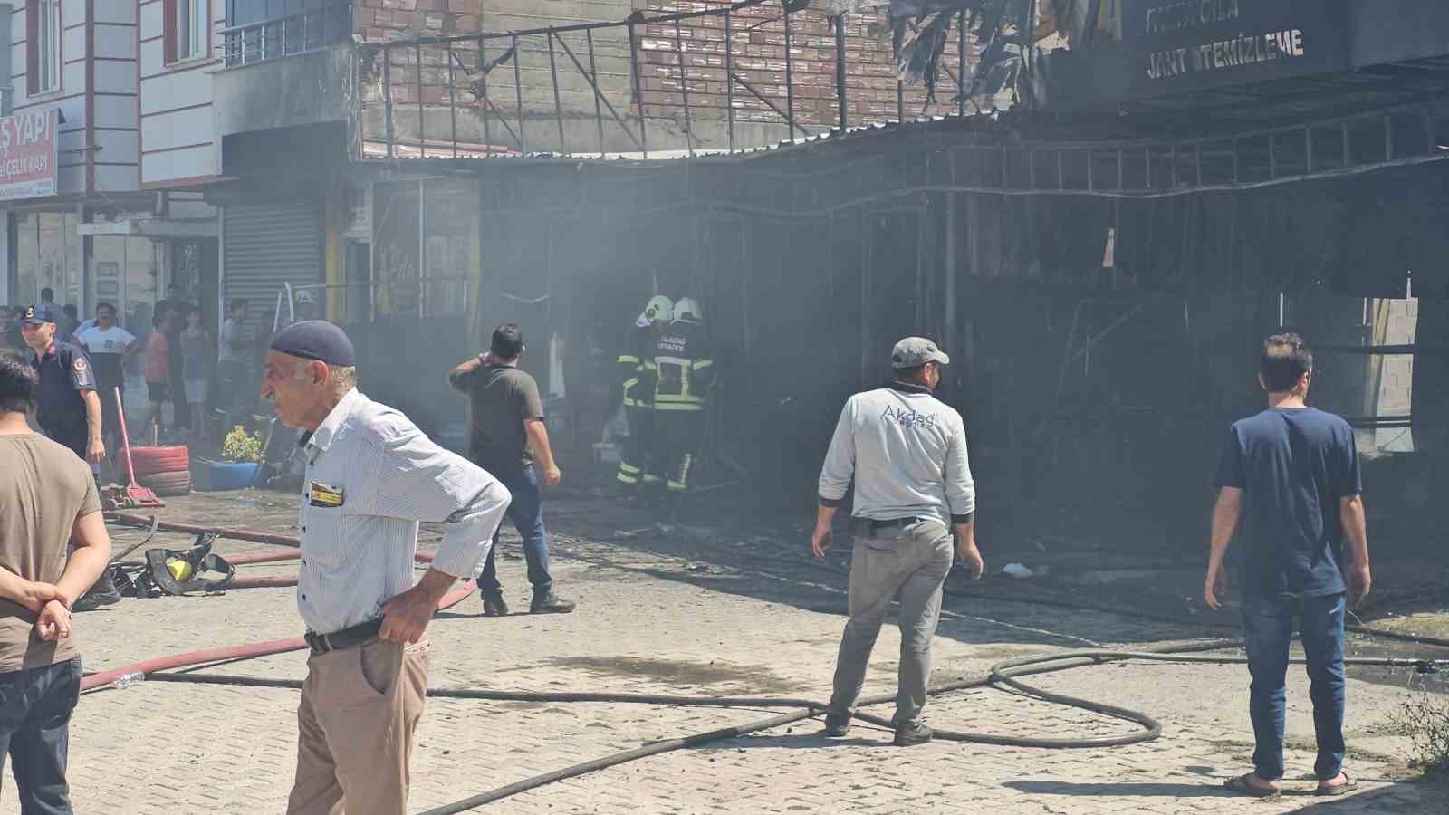 Elazığ’da lastikçide çıkan yangında 4 kişi dumandan etkilendi