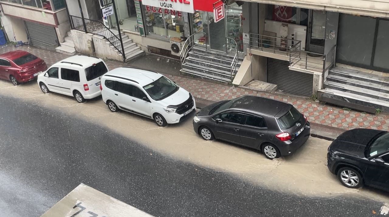İstanbul’un birçok noktasında sağanak etkili oldu: Yollarda su birikintileri oluştu