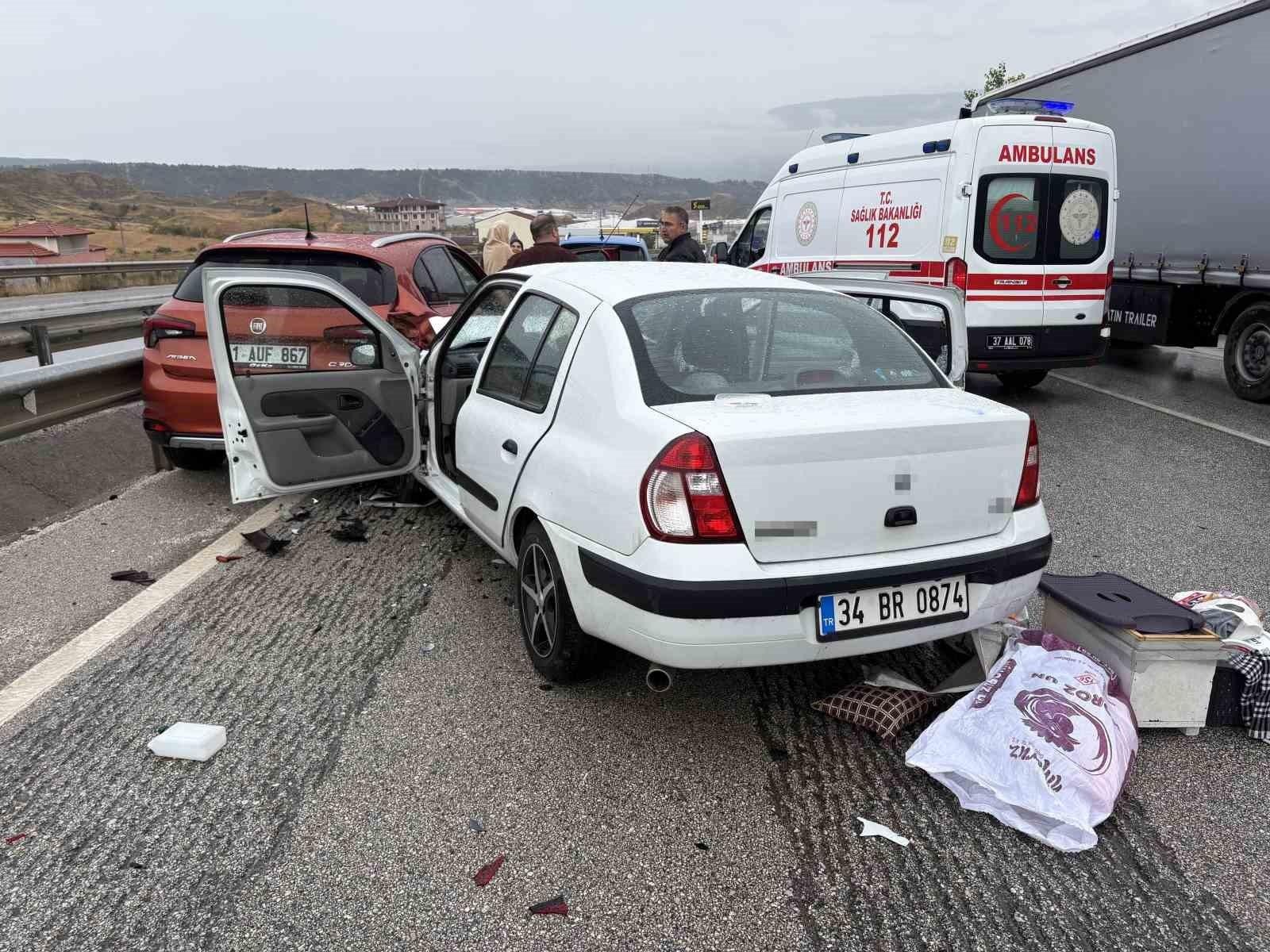 D100’de sağanak trafik kazalarını beraberinde getirdi: Ölü ve yaralılar var