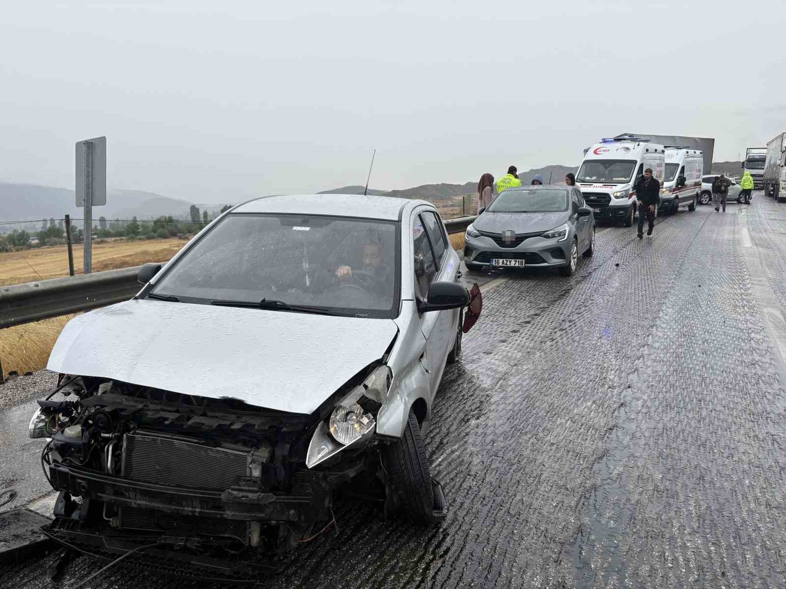 D100’de sağanak trafik kazalarını beraberinde getirdi: Ölü ve yaralılar var
