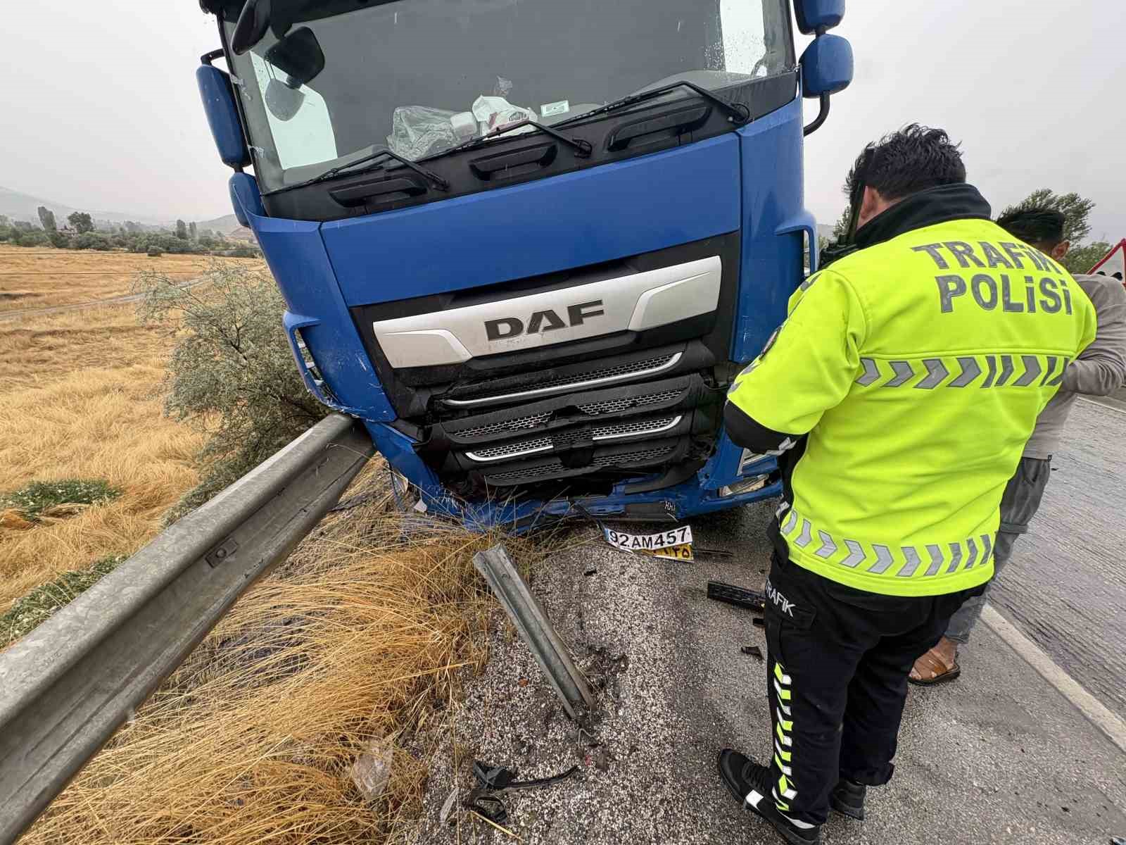 D100’de sağanak trafik kazalarını beraberinde getirdi: Ölü ve yaralılar var