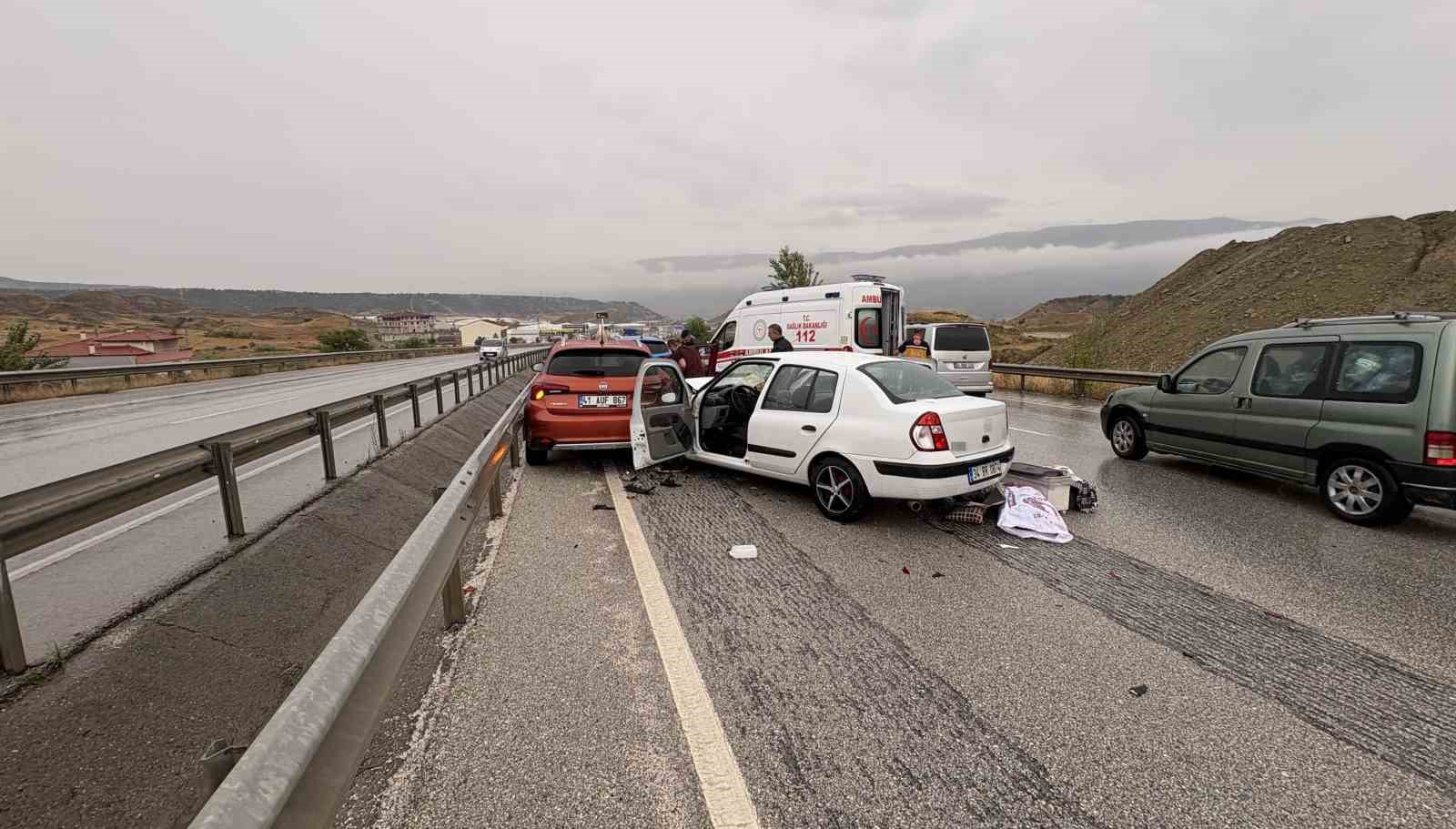 D100’de sağanak trafik kazalarını beraberinde getirdi: Ölü ve yaralılar var
