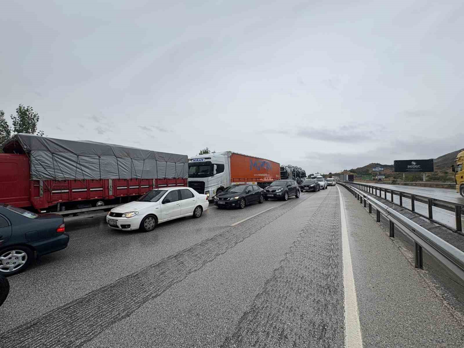 D100’de sağanak trafik kazalarını beraberinde getirdi: Ölü ve yaralılar var