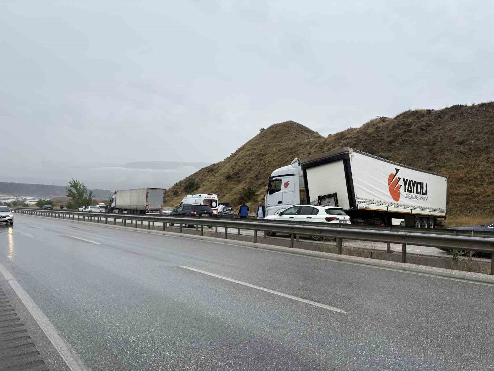 D100’de sağanak trafik kazalarını beraberinde getirdi: Ölü ve yaralılar var