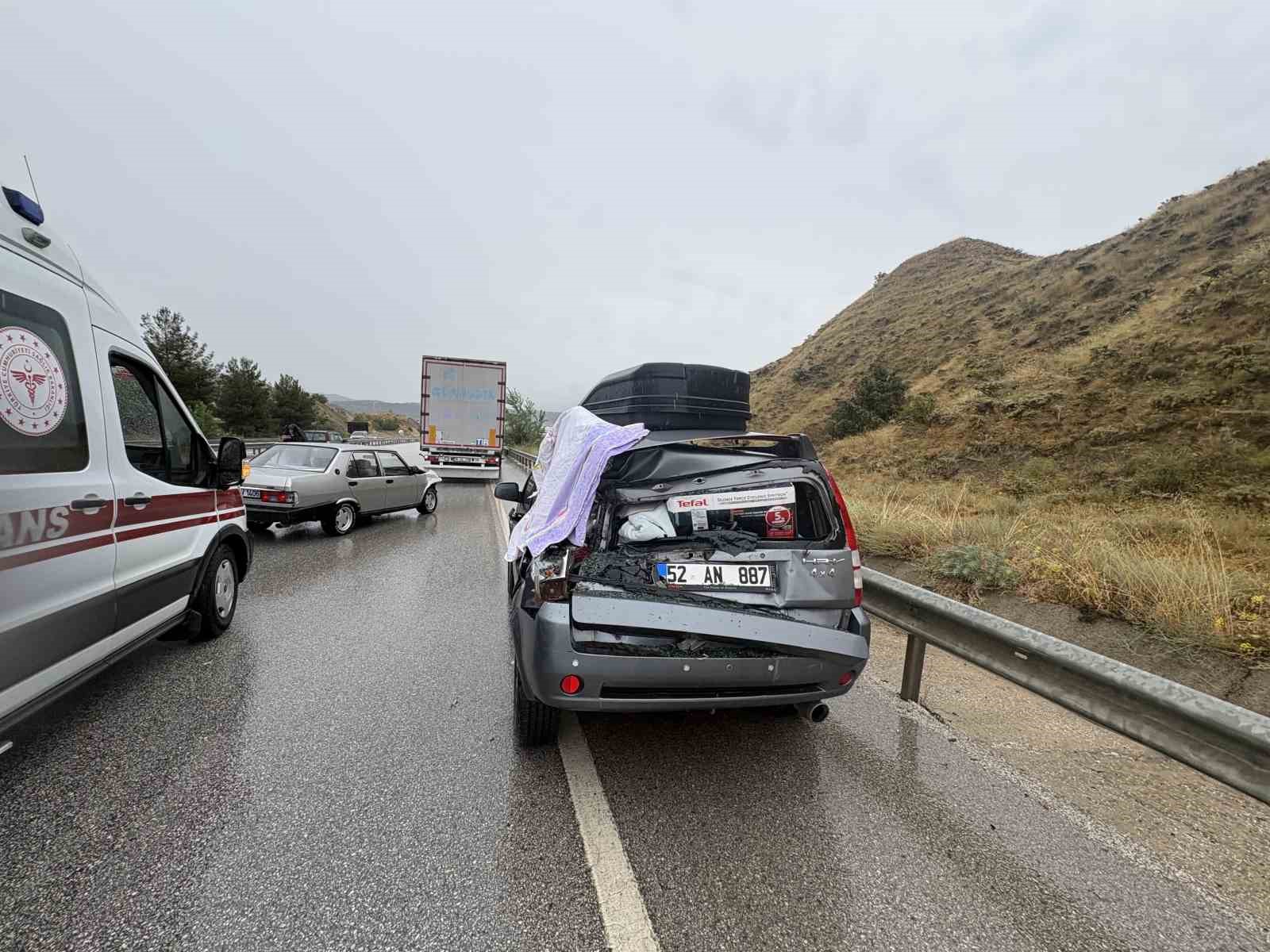 D100’de sağanak trafik kazalarını beraberinde getirdi: Ölü ve yaralılar var