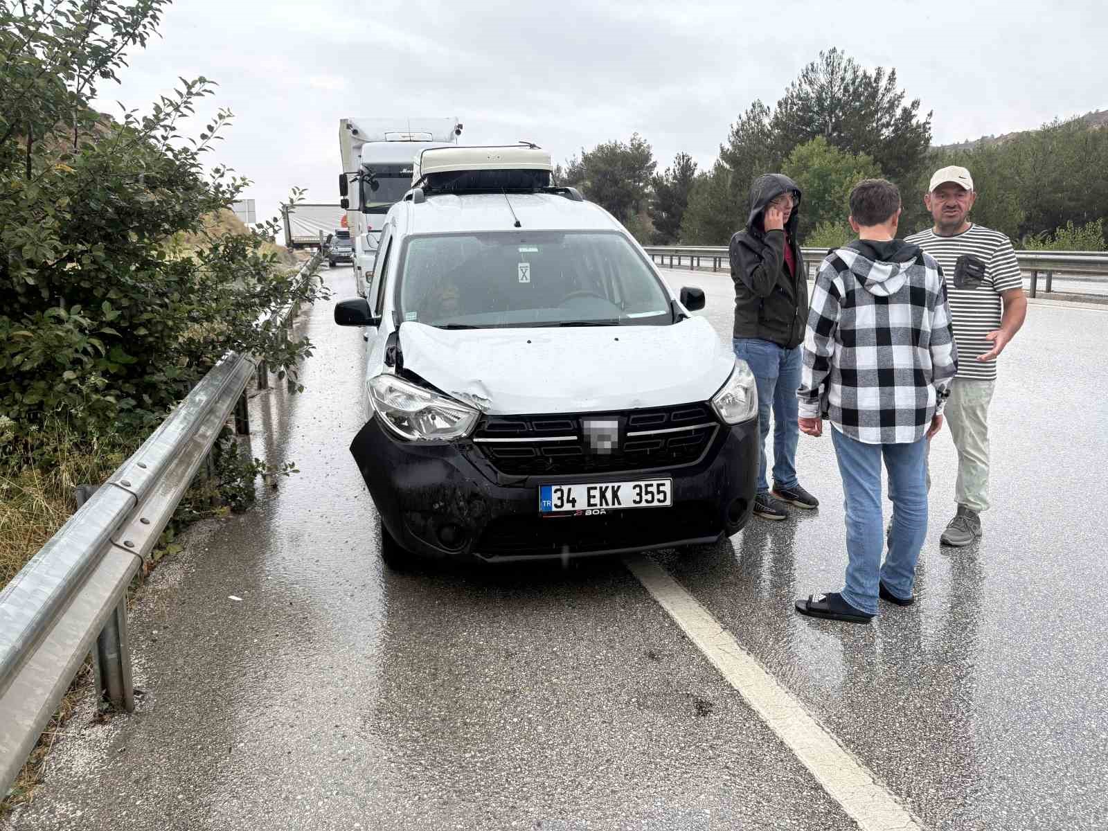 D100’de sağanak trafik kazalarını beraberinde getirdi: Ölü ve yaralılar var