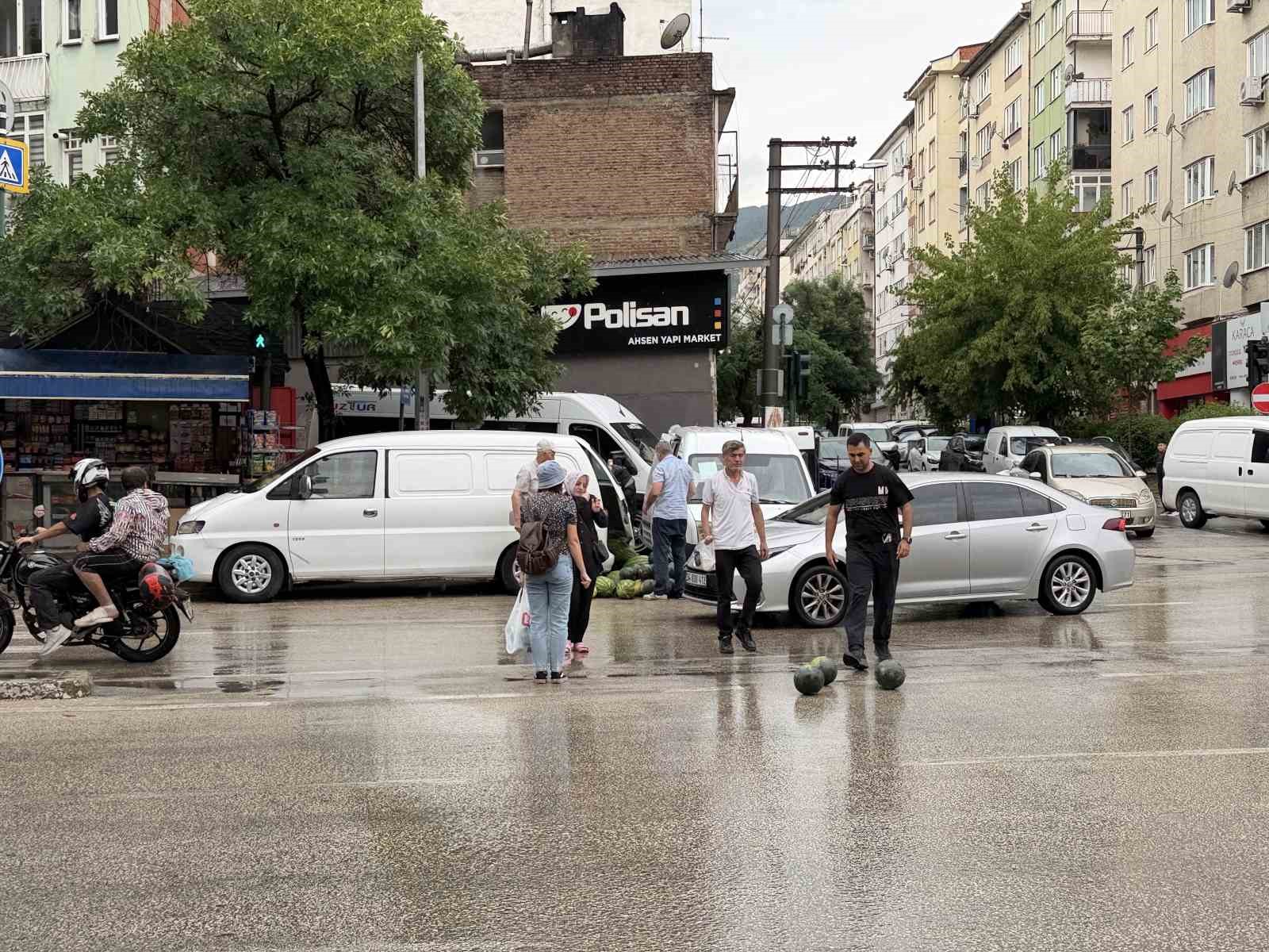 Kamyonetin arka kapağı açılınca karpuzlar yola saçıldı