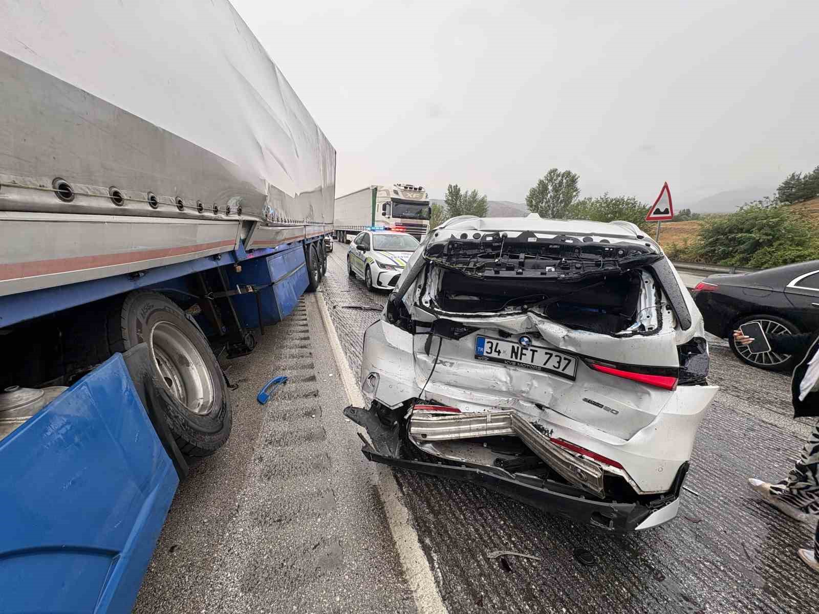 Kastamonu’da yağışın sebep olduğu 3 zincirleme kazada 1 kişi hayatını kaybetti, 12 kişi yaralandı