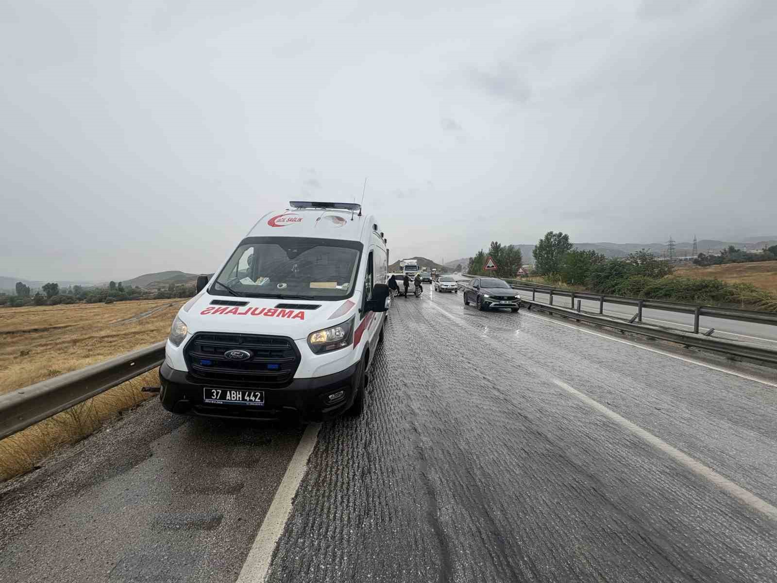 Kastamonu’da yağışın sebep olduğu 3 zincirleme kazada 1 kişi hayatını kaybetti, 12 kişi yaralandı