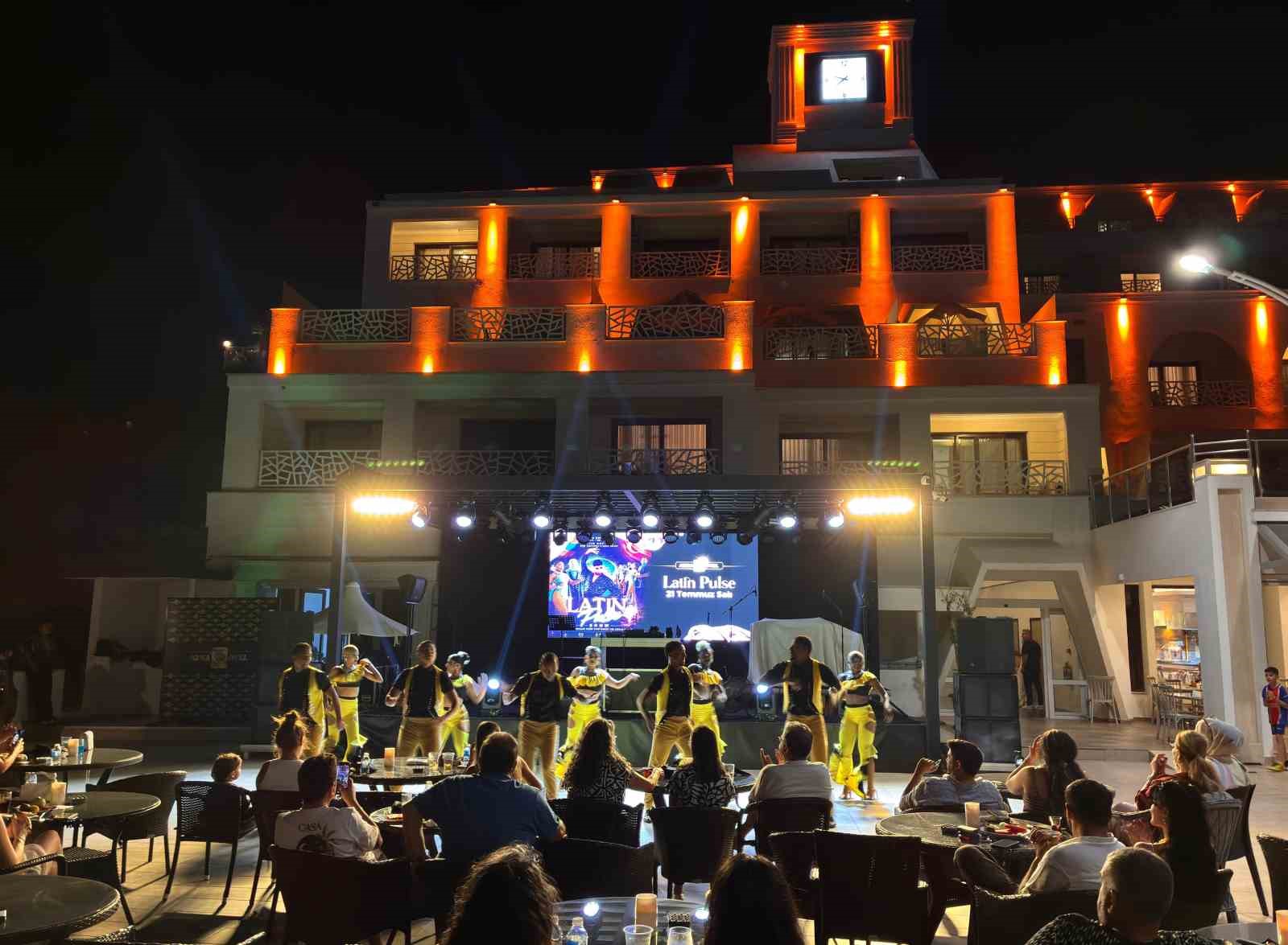 Bardakçı Koyu’nda tatil konser ve dans şovlarıyla renklendi