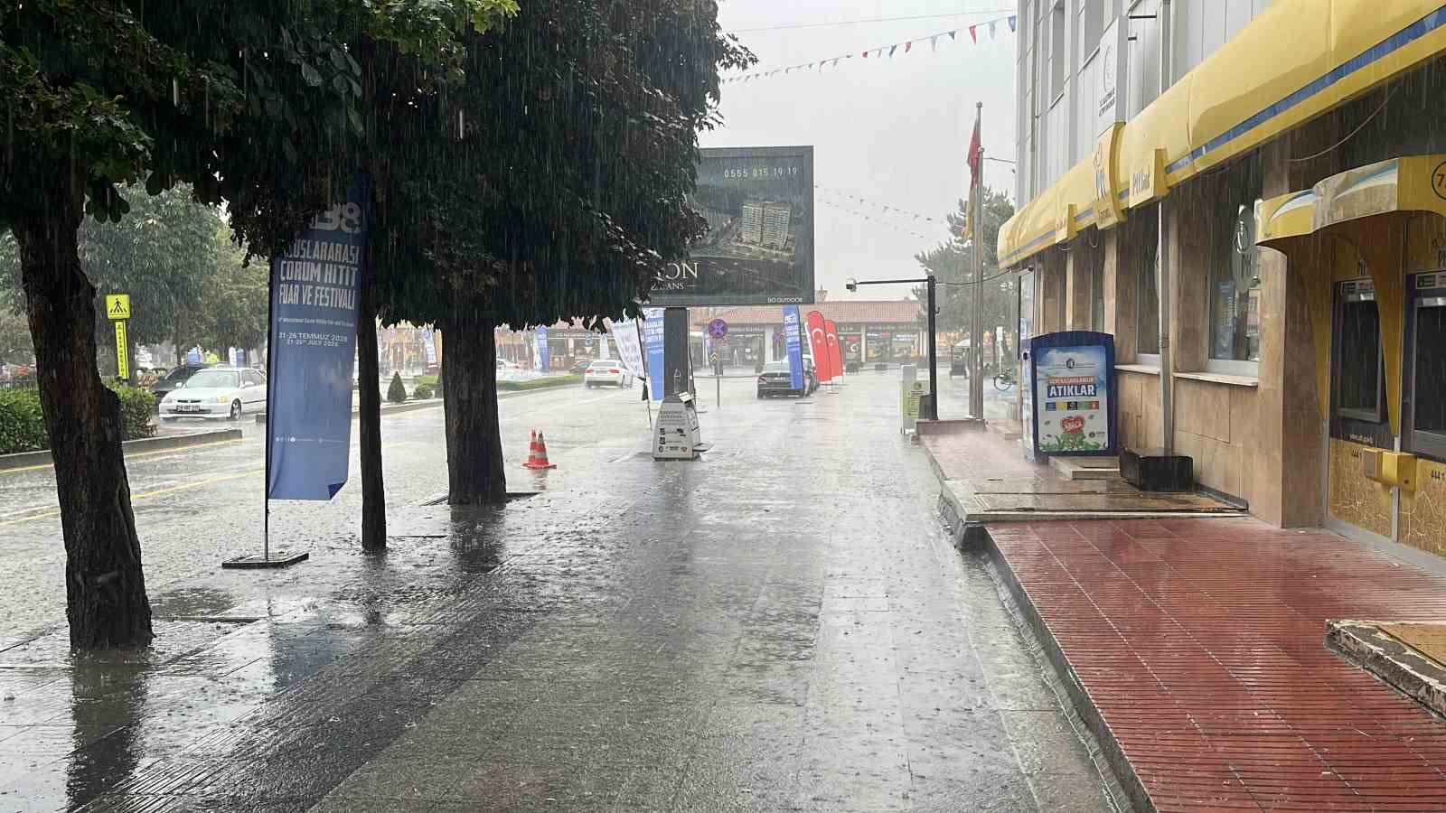 Çorum’da sağanak hayatı olumsuz etkiledi