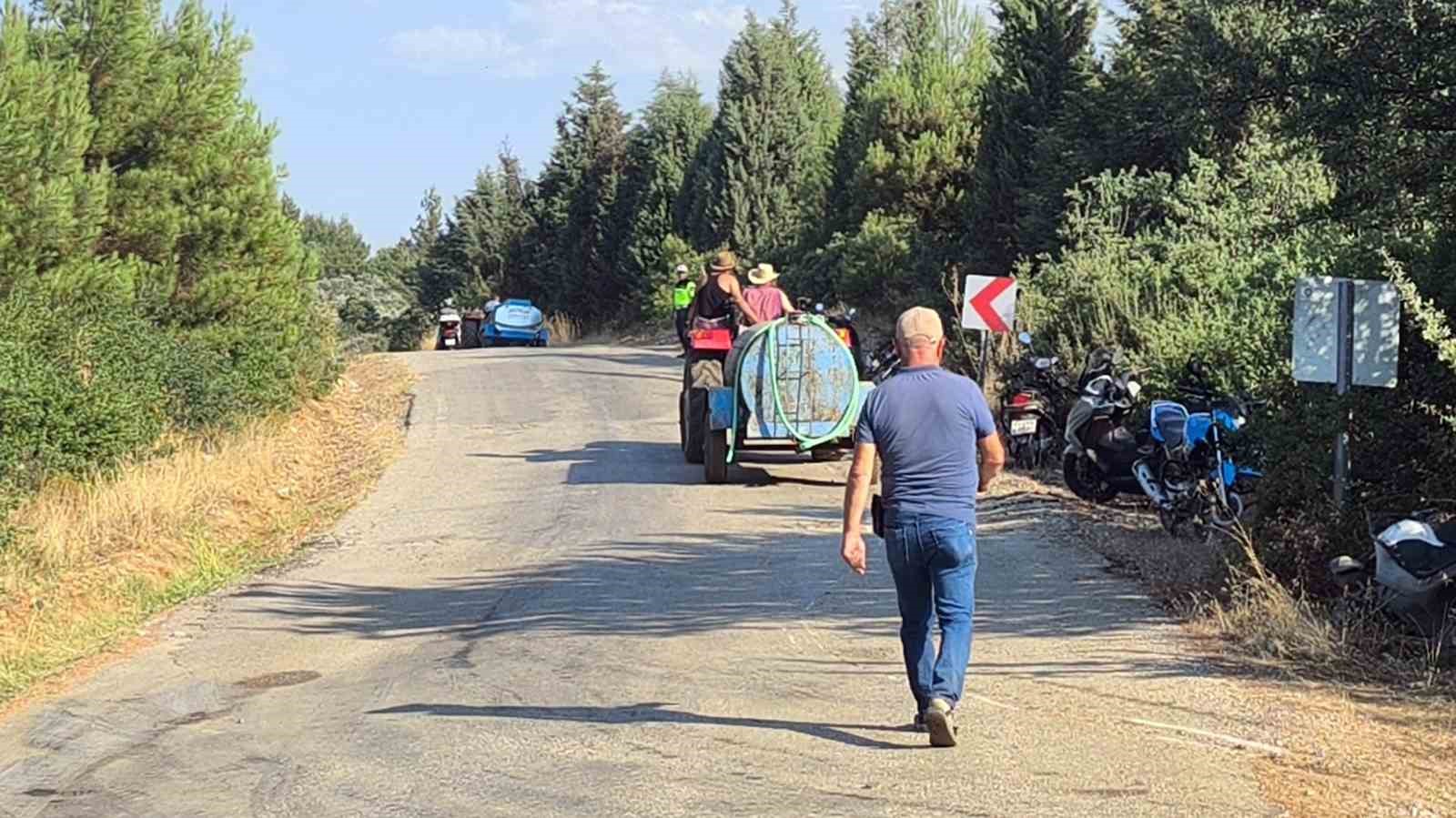 Traktörünü ve su tankerini alan yangına koştu