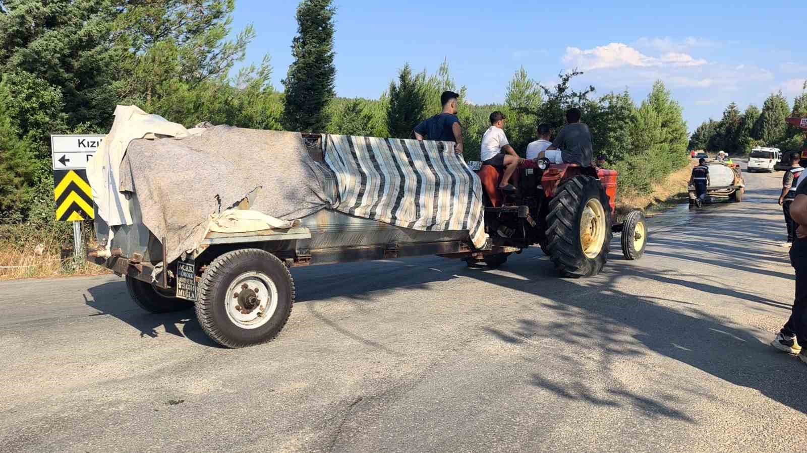 Traktörünü ve su tankerini alan yangına koştu