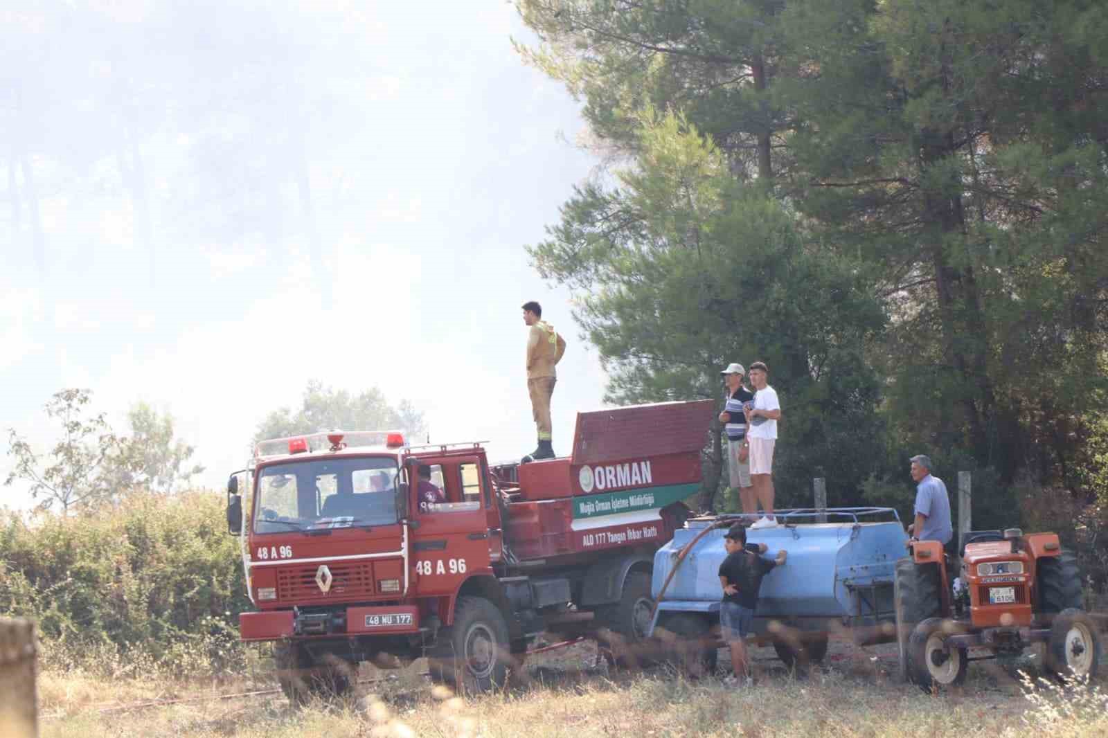 Traktörünü ve su tankerini alan yangına koştu