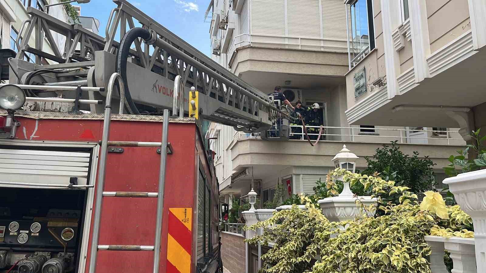 Alanya’da apartman dairesinin mutfağında çıkan yangın korkuttu