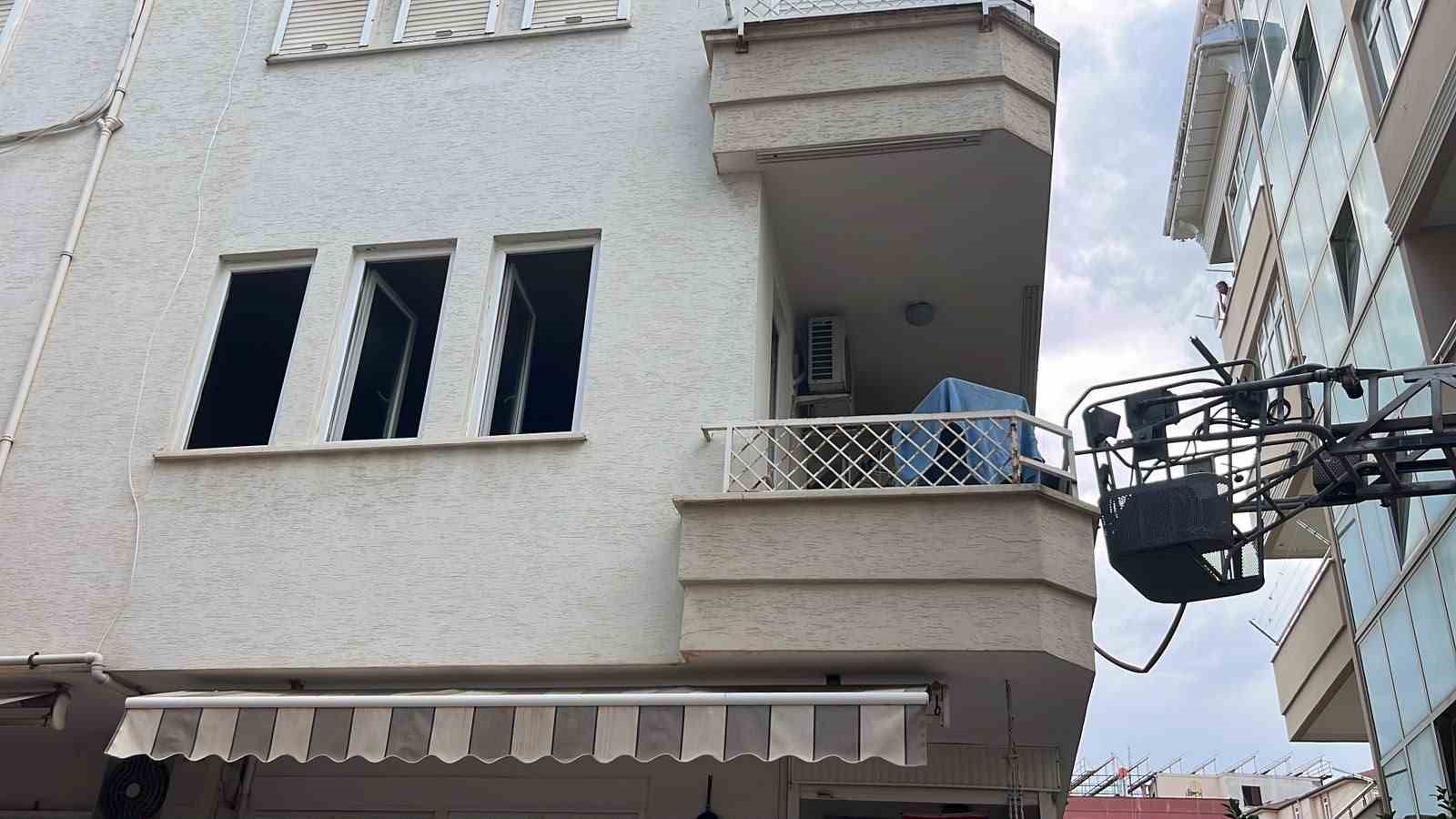 Alanya’da apartman dairesinin mutfağında çıkan yangın korkuttu