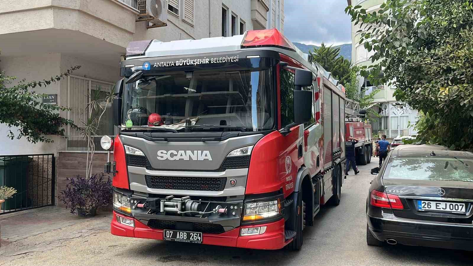 Alanya’da apartman dairesinin mutfağında çıkan yangın korkuttu
