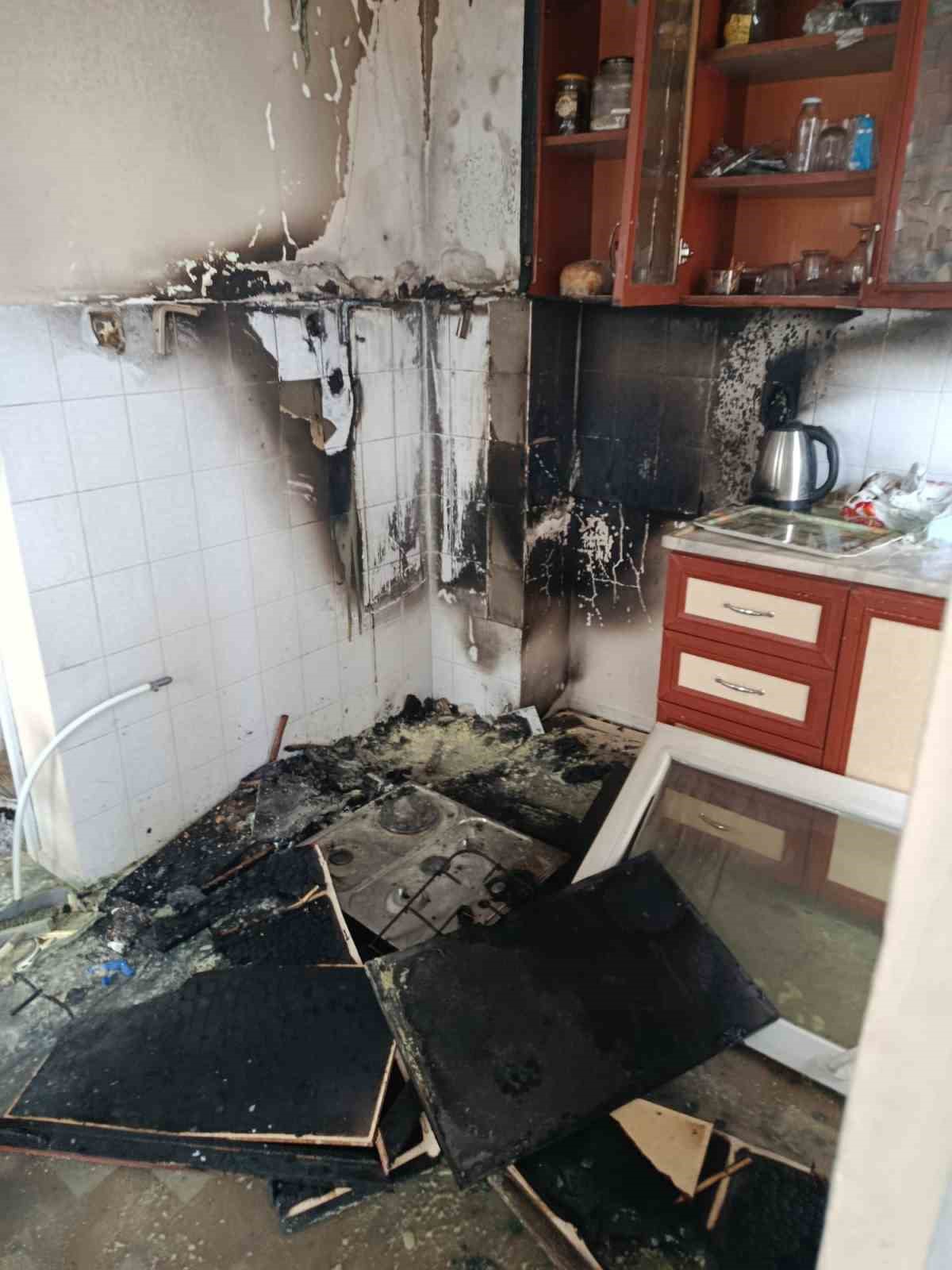 Alanya’da apartman dairesinin mutfağında çıkan yangın korkuttu