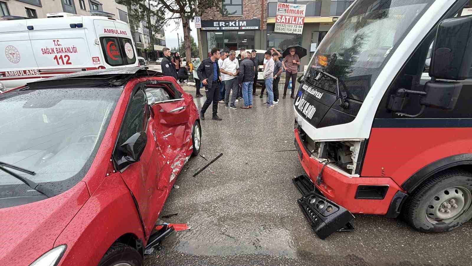 Sağanak beraberinde kazayı getirdi: 5 yaralı