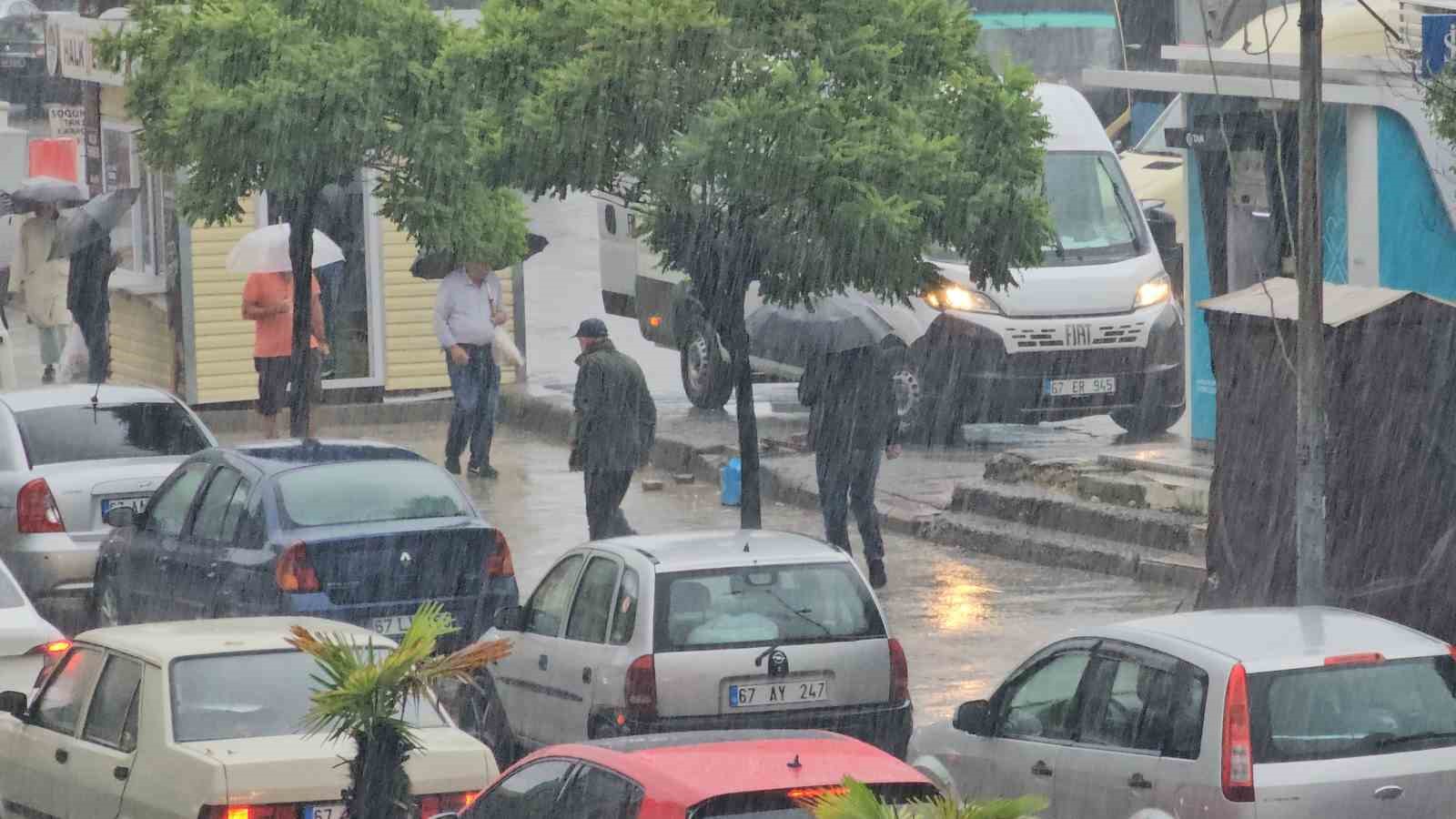 Zonguldak’ta sağanak etkili oldu, vatandaşlar saçak altlarına sığındı